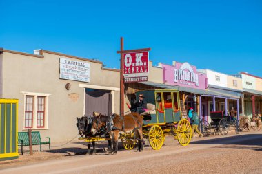 Tombstone, Arizona AZ, ABD 'deki Old West stili E Allen Sokağı' nda at arabası çekildi.. 