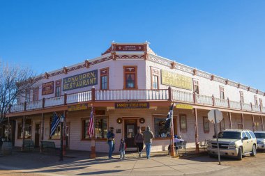 Tombstone, Arizona AZ, ABD 'deki 501 E Allen Caddesi' nde Old West tarzı Longhorn restoranı.. 