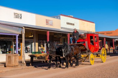 Tombstone, Arizona AZ, ABD 'deki Old West stili E Allen Sokağı' nda at arabası çekildi.. 
