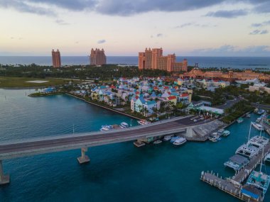 Bahamalar 'daki Cennet Adası' ndan, Nassau Limanı 'nın arka planında Atlantis Oteli' nin olduğu liman manzaralı villalar..
