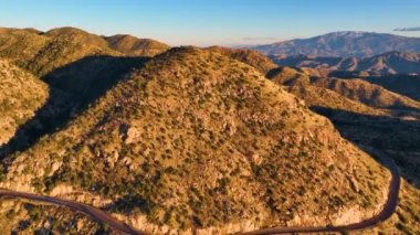 Tuscon, Arizona AZ yakınlarındaki Pima County 'deki Thimble Peak Vista' dan günbatımında Lemmon Dağı hava görüntüsü, ABD. 