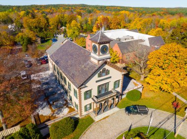 Acton Belediye Binası 'nın tarihi şehir merkezi Acton, Massachusetts MA' daki 472 ana caddesindeki hava görüntüsü, ABD. 
