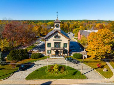 Acton Belediye Binası 'nın tarihi şehir merkezi Acton, Massachusetts MA' daki 472 ana caddesindeki hava görüntüsü, ABD. 