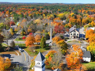 Acton Town Green hava görüntüsü ABD 'nin Massachusetts MA şehrinin tarihi kent merkezinde sonbaharda görüldü.. 