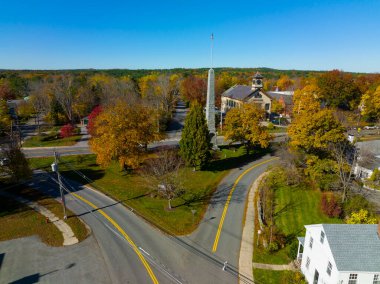 Acton Town Green hava görüntüsü ABD 'nin Massachusetts MA şehrinin tarihi kent merkezinde sonbaharda görüldü.. 