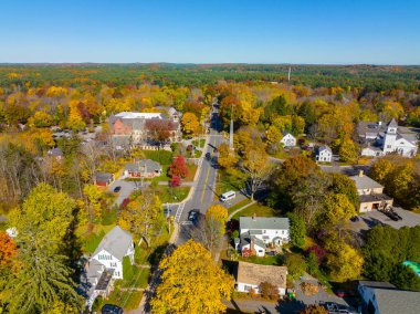 Acton Town Green hava görüntüsü ABD 'nin Massachusetts MA şehrinin tarihi kent merkezinde sonbaharda görüldü.. 