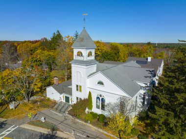 Acton Cemaati hava görüntüsü Acton, Massachusetts MA, ABD 'nin tarihi şehir merkezinde Concord Yolu 12 numarada.. 