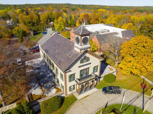 Acton Belediye Binası 'nın tarihi şehir merkezi Acton, Massachusetts MA' daki 472 ana caddesindeki hava görüntüsü, ABD. 