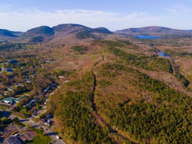 Acadia Ulusal Parkı 'nda Cadillac Dağı' nın bulunduğu Bar Limanı Terminal manzaralı Desert Adası, Bar Harbor, Maine ME, ABD.  