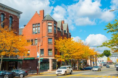 ABD 'nin Massachusetts MA, Massachusetts' in tarihi şehir merkezi Natick Common 'daki ana caddedeki tarihi ticari binalar. 