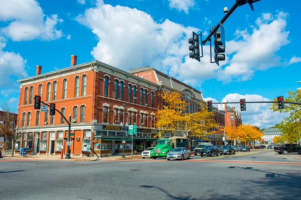 ネイティックのメインストリートにある歴史的な商業ビルアメリカ合衆国マサチューセッツ州ネイティックの歴史的な町の中心部で一般的である — ストック写真