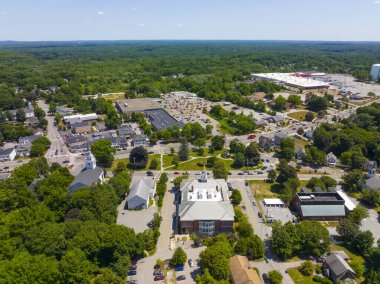 Billerica Halk Kütüphanesi ve Birinci Parish Evrensel Evrensel Üniteci Kilisesi tarihi Billerica şehir merkezi Massachusetts MA 'da yer alan Billerica Common' da hava manzarası. 