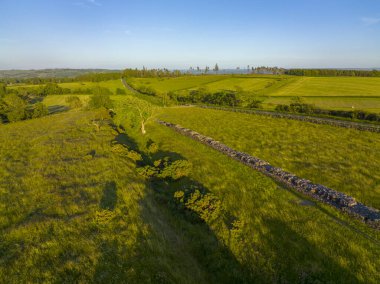 İngiltere 'nin Hexham kasabasındaki Chollerford köyü yakınlarındaki Hadrian Duvarı' nda Kara Arabalar hava manzarası. 