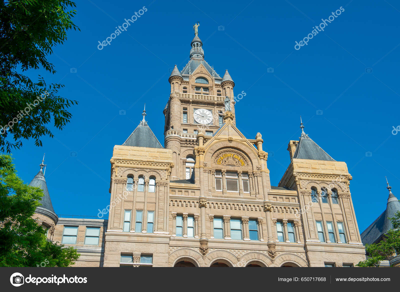 盐湖城和县大楼建于1891年位于美国犹他州盐湖城市中心的华盛顿广场451号采用理查森罗曼式风格——图库图片© jiawangkun #650717668
