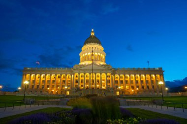 Utah Eyalet Meclis Binası. Alacakaranlık vakti. Bina 1916 yılında Salt Lake City, Utah UT, ABD 'deki 350 State Street' te inşa edildi..