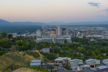 Gündoğumunda Utah State Capitol binasında Salt Lake City modern şehir silueti arka planda. Bina 1916 yılında Salt Lake City, Utah UT, ABD 'deki 350 State Street' te inşa edildi..