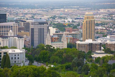 Salt Lake Utah Tapınağı, Salt Lake Utah UT, ABD 'de Salt Lake City modern silueti ile gündoğumunda İsa Mesih' in kilisesi.. 