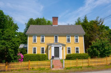 Lincoln, Massachusetts MA 'nın tarihi şehir merkezinde, Sandy Point Yolu 2 numaradaki tarihi Koloni tarzı bina.. 