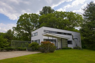 Gropius House 1937 yılında Modernist mimar Walter Gropius tarafından tasarlanmış olan Bauhaus tarzıyla Lincoln, Massachusetts MA, ABD 'deki 68 Baker Bridge Road' da inşa edilmiştir.. 