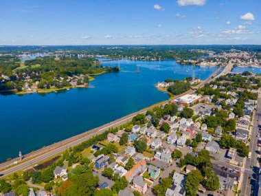 Salem, Massachusetts MA kentindeki Salem Neck tarihi bölgesinde nehir ağzıyla Atlantik 'e uzanan North River ve Danvers Nehri hava manzarası, ABD. 