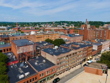 Market Caddesi 'ndeki tarihi ticari binalarda Boott Mills arka planda Lowell, Massachusetts MA, ABD. 