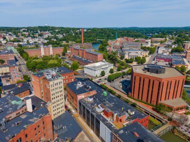 Boott Mills ve Middlesex Yüksekokulu, Concord Nehri 'nin girişinden Merrimack Nehri' ne kadar uzanan tarihi Lowell, Massachusetts MA, ABD. 