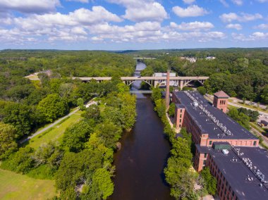 Ashton Mill ve George Washington Köprüsü hava manzaralı Blackstone Nehri Cumberland ve Lincoln kasabaları arasında, Rhode Island RI, ABD. 