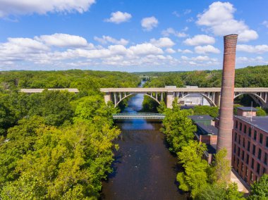 Ashton Mill ve George Washington Köprüsü hava manzaralı Blackstone Nehri Cumberland ve Lincoln kasabaları arasında, Rhode Island RI, ABD. 