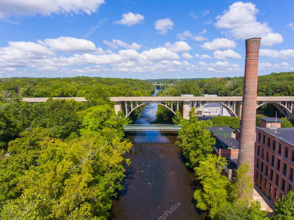 Ashton Mill y Washington Bridge vista aérea en el río Blackstone