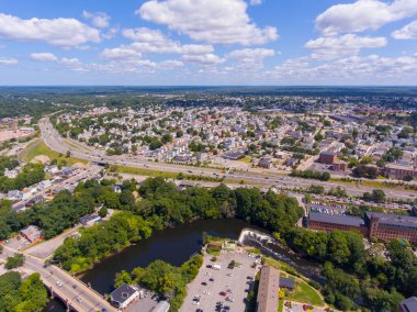 Pawtucket Kalite Tepesi tarihi bölge hava manzarası Blackstone Nehri ve eyaletler arası 95 numaralı otoyol da dahil olmak üzere, Central Falls, Rhode Island RI, ABD. 