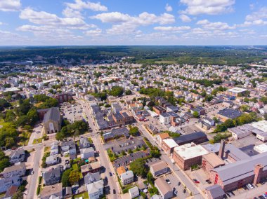 Central Falls tarihi şehir merkezi hava manzarası Igreja Jesus Cristo e o Senhor Universal Church in Board Street in Central Falls, Rhode Island RI, ABD. 