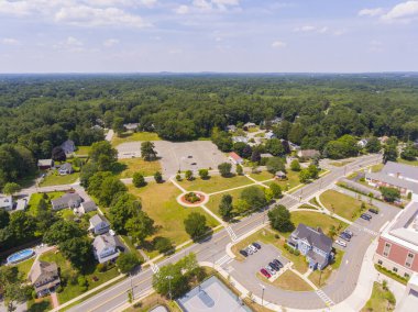 Wilmington, Massachusetts MA, ABD 'de yaz aylarında Wilmington Devlet Lisesi ile Town Common' da tarihi şehir merkezi hava manzarası. 