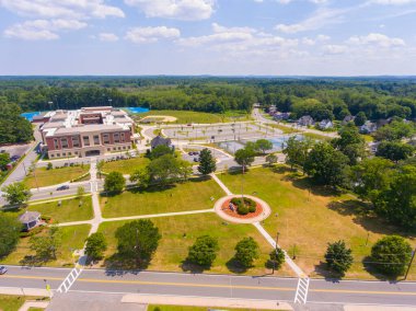 Wilmington, Massachusetts MA, ABD 'de yaz aylarında Wilmington Devlet Lisesi ile Town Common' da tarihi şehir merkezi hava manzarası. 