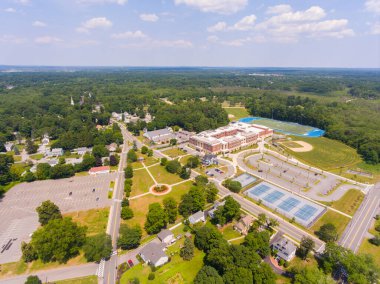 Wilmington, Massachusetts MA, ABD 'de yaz aylarında Wilmington Devlet Lisesi ile Town Common' da tarihi şehir merkezi hava manzarası. 