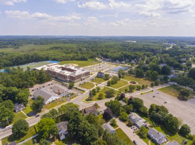 Wilmington, Massachusetts MA, ABD 'de yaz aylarında Wilmington Devlet Lisesi ile Town Common' da tarihi şehir merkezi hava manzarası. 