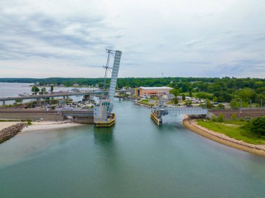 Niantic Nehri ile Niantic Körfezi arasındaki bulutlu bir günde Niantic Beach Demiryolu Köprüsü hava görüntüsü, Doğu Lyme, Connecticut CT, ABD. 