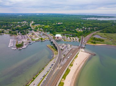 Niantic Nehri ile Niantic Körfezi arasındaki bulutlu bir günde Niantic Beach Demiryolu Köprüsü hava görüntüsü, Doğu Lyme, Connecticut CT, ABD. 