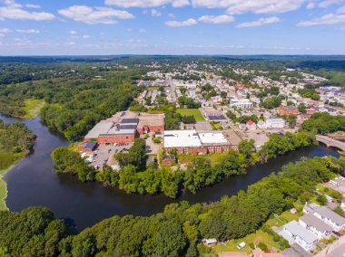 Cumberland tarihi şehir merkezi Broad Caddesi 'ndeki hava manzaralı. Blackstone Nehri Cumberland, Rhode Island RI, ABD' de şehir merkezinde.. 