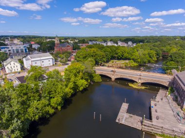 Valley Falls Heritage Park yakınlarındaki Blackstone Nehri üzerindeki tahta köprü, Cumberland ve Central Falls arasında, Rhode Island RI, ABD. 