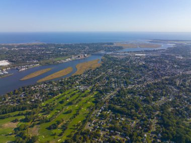 Stratford kasabasının hava manzarası ve Housatonic Nehri ağzıyla Stratford, Connecticut CT, ABD 'deki Atlantik Okyanusu' na.. 