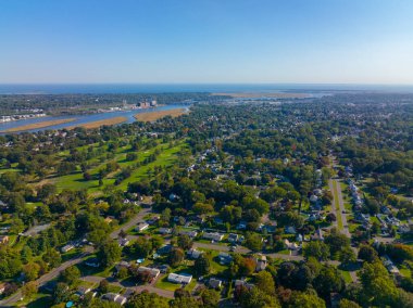 Stratford kasabasının hava manzarası ve Housatonic Nehri ağzıyla Stratford, Connecticut CT, ABD 'deki Atlantik Okyanusu' na.. 