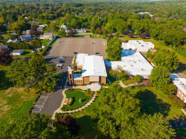 Stratford, Connecticut CT, ABD 'nin tarihi şehir merkezinde 500 Wigwam Lane St Mark Kilisesi hava görüntüsü. 