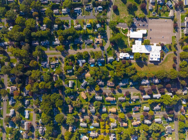 米国コネチカット州ストラトフォードの町の中心部で夏の歴史的な住宅の空中風景 — ストック写真