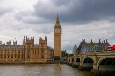 Büyük Ben, Westminster Sarayı ve Westminster Köprüsü Londra, İngiltere 'de bulutlu bir günde. Big Ben ve Palace 1970 'ten beri Dünya Mirası. 