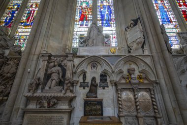 Westminster Abbey 'deki Westminster Manastırı' nda Westminster Sarayı 'nın yanında yer almaktadır. Bu kilise UNESCO Dünya Mirası Bölgesi. 