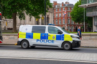 Londra Polis Minibüsü Londra, İngiltere, İngiltere 'de Westminster şehrinde Whitehall görevinde.. 