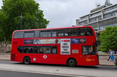 Londra, İngiltere 'deki Westminster Manastırı' nda antika kırmızı çift katlı otobüs.. 
