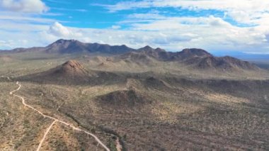 Wasson Tepesi, Arizona AZ, ABD 'nin Tucson kentindeki Saguaro Ulusal Parkı' ndaki Tucson Dağı Bölgesi 'nde Sonoran Çölü manzaralı hava manzarası.. 