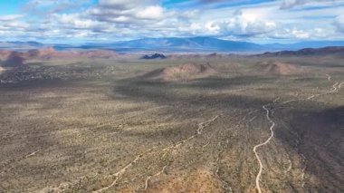 Wasson Tepesi, Arizona AZ, ABD 'nin Tucson kentindeki Saguaro Ulusal Parkı' ndaki Tucson Dağı Bölgesi 'nde Sonoran Çölü manzaralı hava manzarası.. 