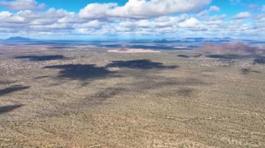 Wasson Tepesi, Arizona AZ, ABD 'nin Tucson kentindeki Saguaro Ulusal Parkı' ndaki Tucson Dağı Bölgesi 'nde Sonoran Çölü manzaralı hava manzarası.. 